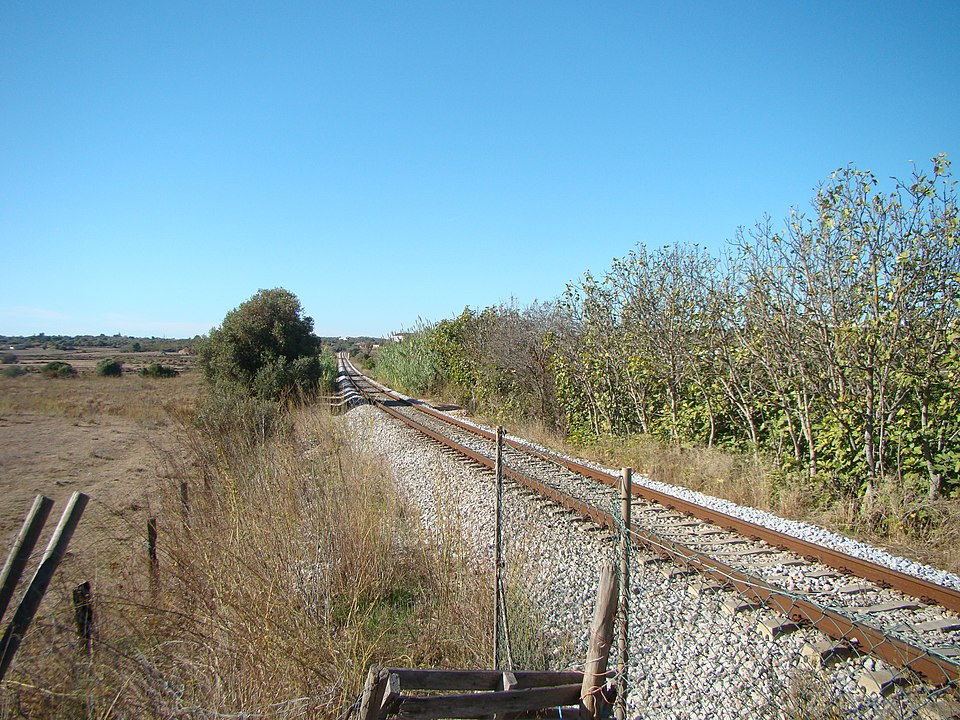 File:Linha do Algarve Figueira 2017.jpg