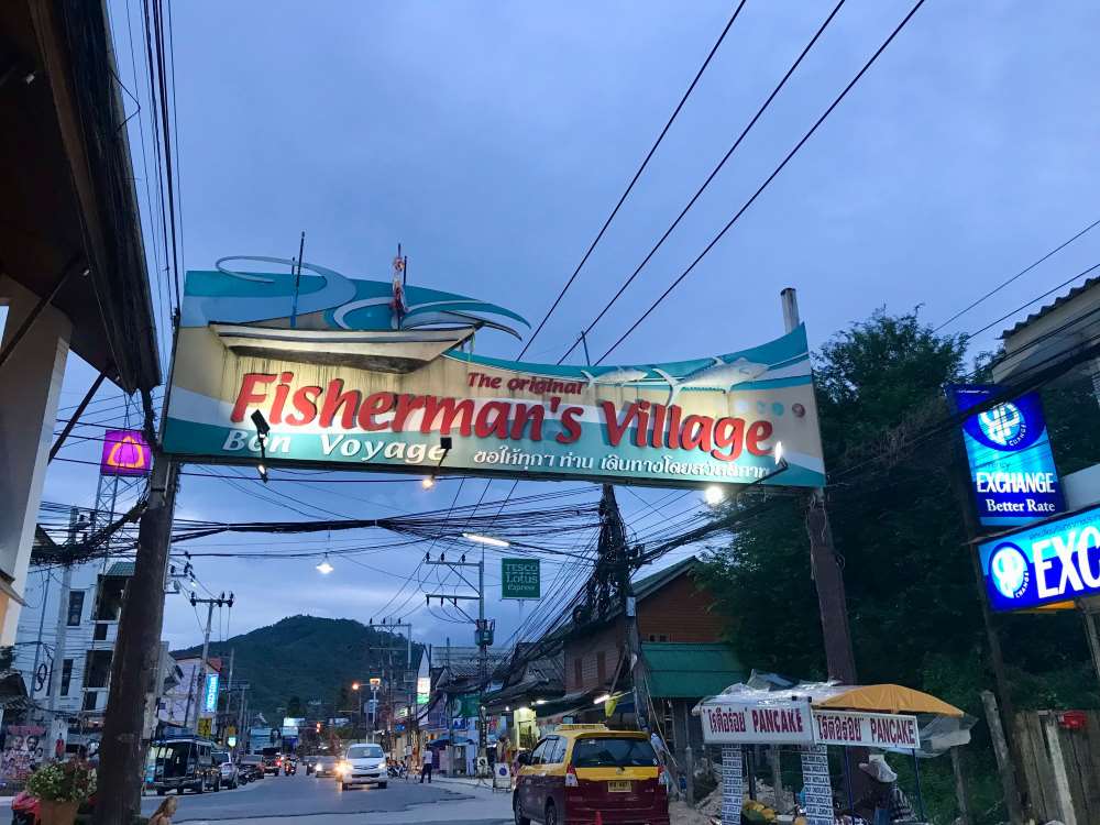 fisherman's village arc with vehicles in the other side of the street- koh samui vs phuket